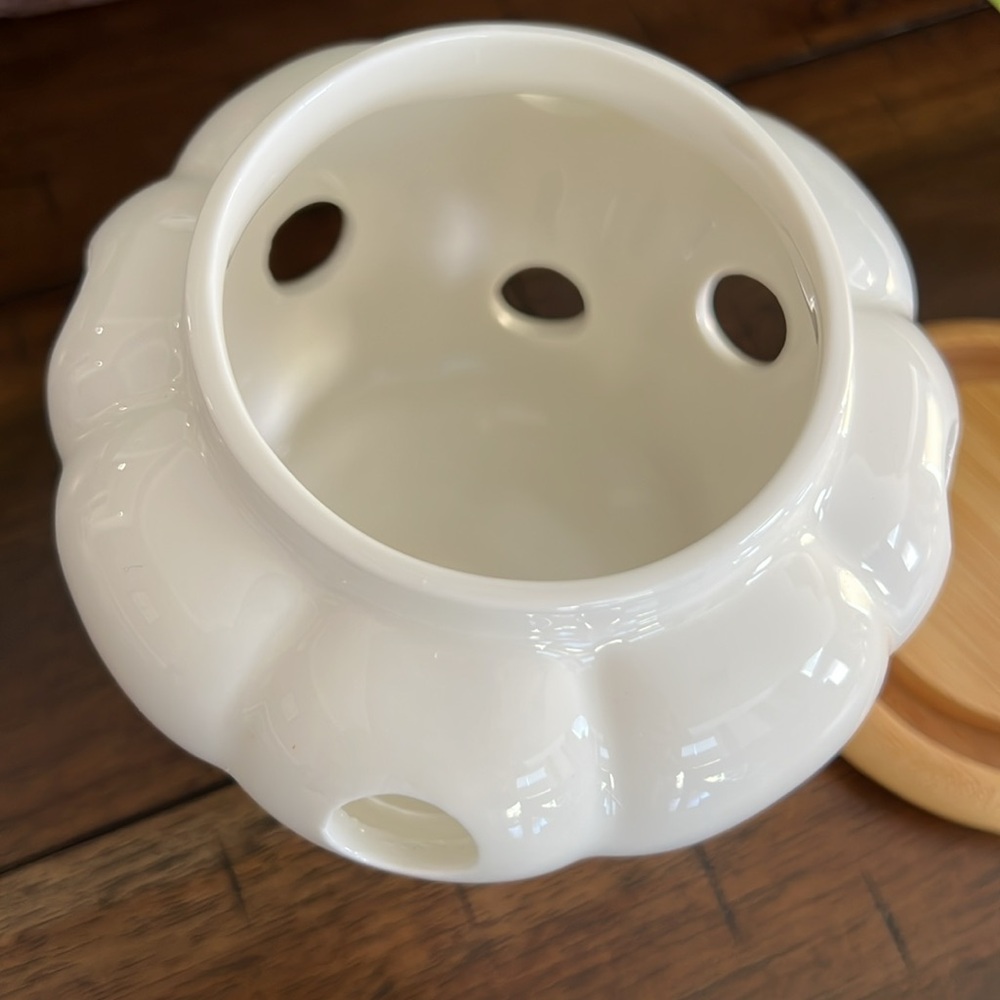 Ceramic Garlic Container - Picture 2 of 2